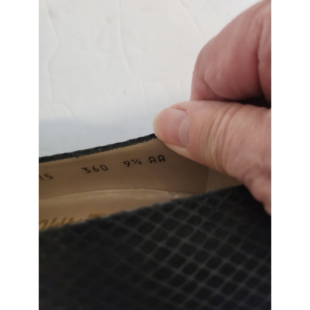 Classic Salvatore Ferragamo Black Textured Leather Pumps Kitten Heel Italy 9.5 - Picture 5 of 6